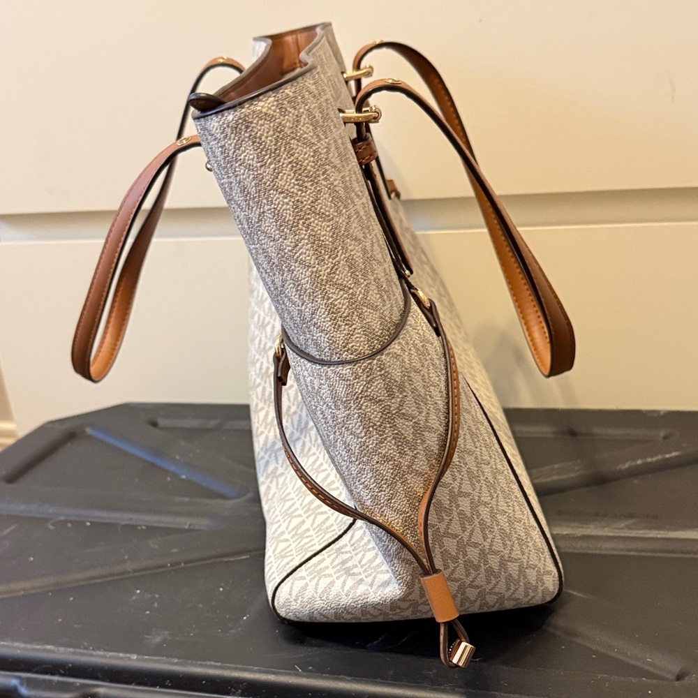 Michael Kors White and Brown Tote Bag - Picture 5 of 6